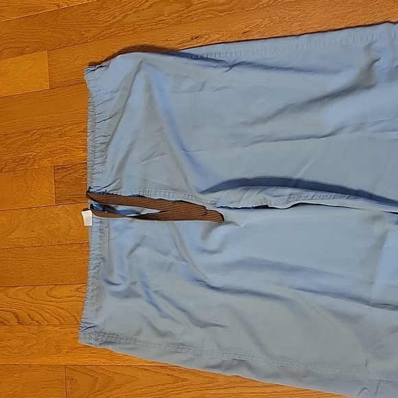 Unisex scrubs. Reversible. Pant with drawstring and Back pocket. Top breast pkt. - Picture 3 of 5